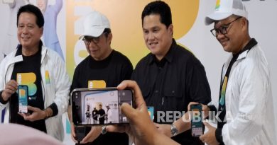 (Kiri-kanan) SuperApp BYOND by BSI diluncurkan secara resmi oleh Direktur Utama BSI Hery Gunardi (paling kiri), Komisaris Utama BSI Muliaman D. Hadad (dua dari kiri), Menteri BUMN Erick Thohir (tiga dari kiri) dan Direktur Information Technology BSI Saladin D Effendi (paling kanan) di Parkir Timur Senayan, Jakarta (9/11).