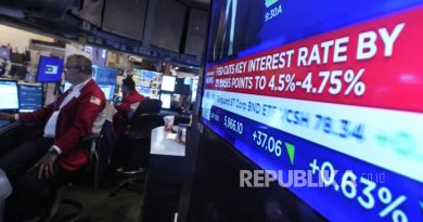 Layar di pos perdagangan di lantai Bursa Efek New York menampilkan keputusan suku bunga Federal Reserve, Kamis, 7 November 2024.