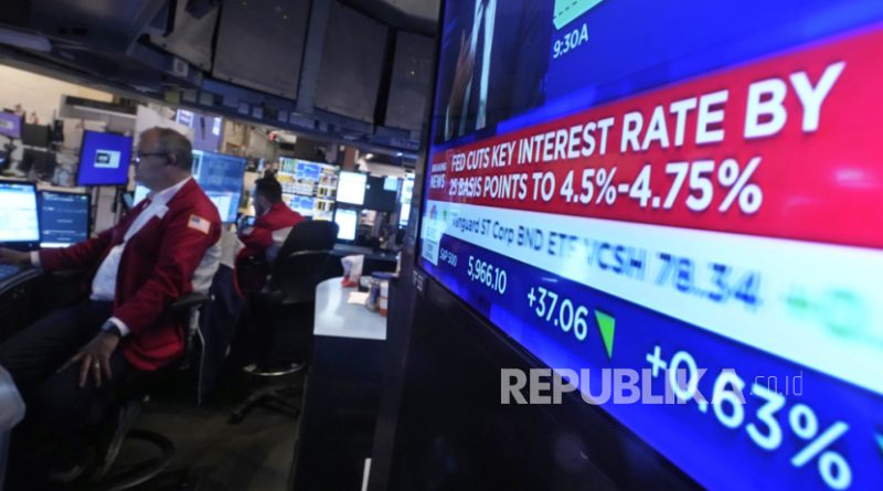 Layar di pos perdagangan di lantai Bursa Efek New York menampilkan keputusan suku bunga Federal Reserve, Kamis, 7 November 2024.