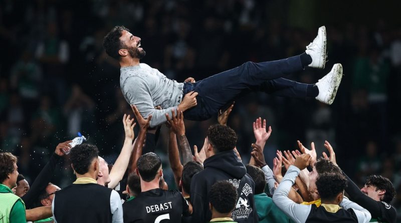Pelatih kepala Sporting CP Ruben Amorim dilemparkan para pemainnya ke udara setelah memenangkan pertandingan Liga Champions dengan menaklukkan Manchester City 4-1 di Lisbon, Portugal, Rabu (6/11/2024) dini hari WIB.