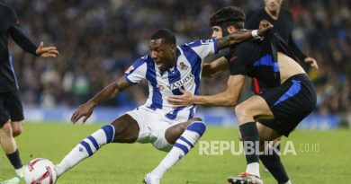 Pemain Real Sociedad Sheraldo Becker (kiri) beraksi melawan Pau Cubarsi dari FC Barcelona selama pertandingan sepak bola La Liga Spanyol di Stadion Anoeta, San Sebastian, Senin (11/11/2024) dini hari WIB., Real Sociedad menang 1-0 lewat gol Becker.