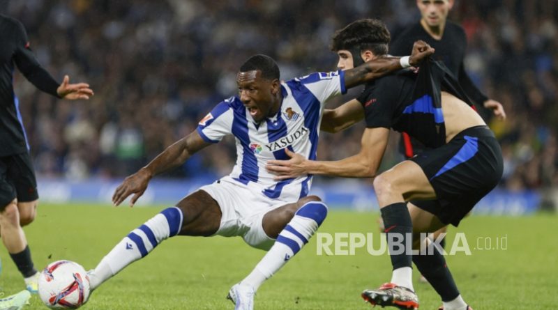 Pemain Real Sociedad Sheraldo Becker (kiri) beraksi melawan Pau Cubarsi dari FC Barcelona selama pertandingan sepak bola La Liga Spanyol di Stadion Anoeta, San Sebastian, Senin (11/11/2024) dini hari WIB., Real Sociedad menang 1-0 lewat gol Becker.