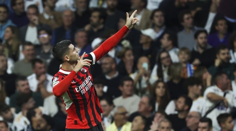 Penyerang AC Milan Alvaro Morata merayakan golnya ke gawang mantan timnya Real Madrid di Liga Champions.