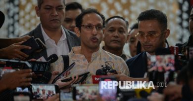 Mantan Mendikbudristek Nadiem Makarim menyampaikan keterangan pers usai menjalani pemeriksaan di Kejaksaan Agung RI, Jakarta, Senin (23/6/2025).