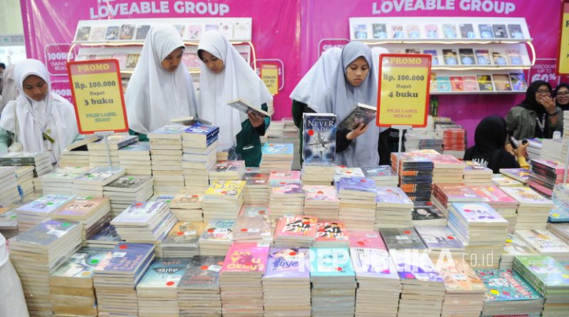 Pengunjung melihat buku dalam acara Islamic Book Fair (IBF) 2025 di Jakarta International Convention Center (JICC), Senayan, Jakarta, Kamis (19/6/2025). Pameran buku Islam terbesar di Indonesia ini berlangsung selama lima hari hingga 22 Juni 2025, yang menghadirkan 222 penerbit, 42 perusahaan multiproduk, serta 14 pondok pesantren. Tak hanya dari dalam negeri, peserta juga berasal dari luar negeri seperti Arab Saudi, Mesir, Kuwait, dan Malaysia. Mengusung tema Berhijrah Melalui Literasi Islami untuk Pribadi yang Berkualitas, IBF 2025 diharapkan menjadi ruang literasi Islami yang inspiratif serta wadah pertemuan antara penulis, penerbit, dan masyarakat.