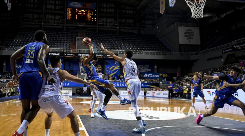 Pebasket Satria Muda Pertamina Jakarta Randy Bell (ketiga kiri) dihadang pebasket Rajawali Medan Padre Taranngiar Hosbach (keempat kiri) saat melempar bola pada pertandingan Indonesia Basketball League (IBL) 2025 di Britama Arena, Jakarta, Rabu (12/3/2025). Pada pertandingan tersebut Satria Muda Pertamina Jakarta menang dengan skor 94-67.