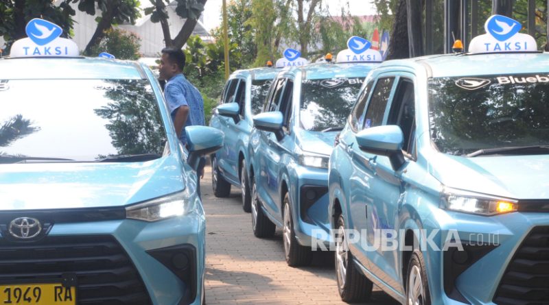 Deretan parkir kendaraan armada Blue Bird.