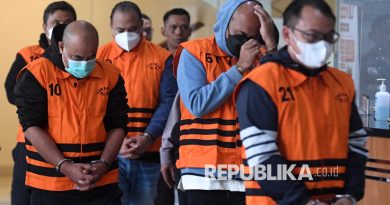 Lima tersangka kasus dugaan korupsi proyek pembangunan jalan di Sumatra Utara mengenakan rompi tahanan usai menjalani pemeriksaan di Gedung Merah Putih KPK, Jakarta, Sabtu (28/6/2025).