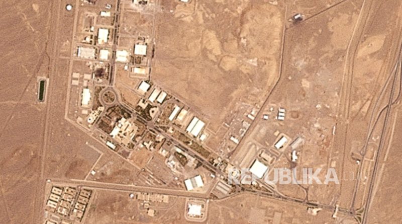 Citra satelit dari Planet Labs PBC ini menunjukkan situs pengayaan nuklir Natanz di Iran setelah serangan Israel pada Sabtu, 14 Juni 2025.