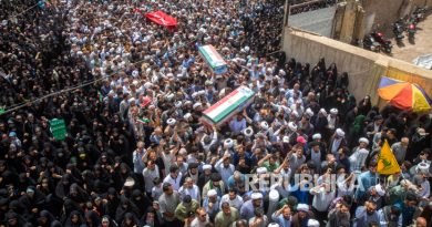 Para pelayat membawa peti mati seorang anggota Garda Revolusi Iran yang terbunuh dalam serangan Israel, setelah shalat Jumat di kota Hamedan, Iran, Jumat, 20 Juni 2025.