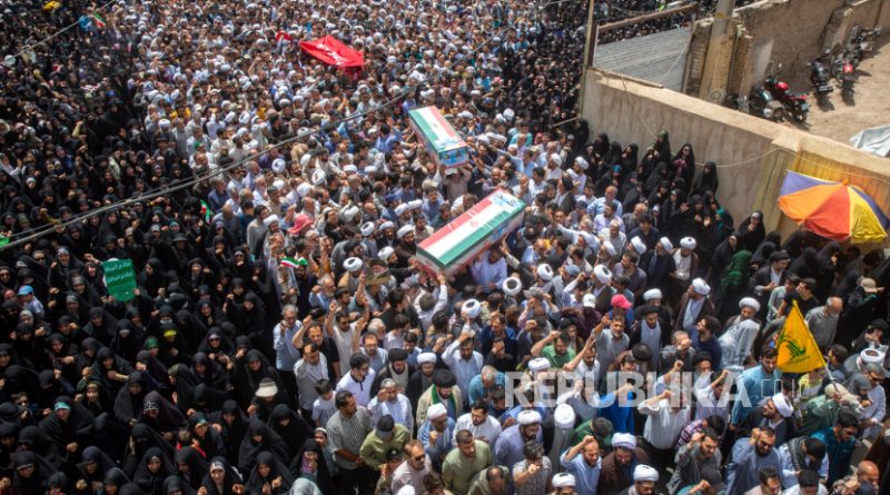 Para pelayat membawa peti mati seorang anggota Garda Revolusi Iran yang terbunuh dalam serangan Israel, setelah shalat Jumat di kota Hamedan, Iran, Jumat, 20 Juni 2025.