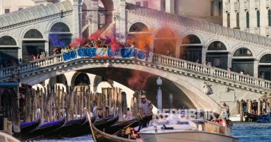 Aktivis menggelar aksi protes di Jembatan Rialto, Venesia, Italia, pada Sabtu, 28 Juni 2025. Mereka mengecam perayaan pernikahan selama tiga hari antara Jeff Bezos dan istrinya, Lauren Sanchez Bezos, yang berlangsung di Venesia pada Jumat lalu, sebagai simbol ketimpangan yang semakin parah dan pengabaian terhadap warga kota.