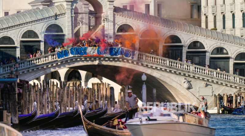 Aktivis menggelar aksi protes di Jembatan Rialto, Venesia, Italia, pada Sabtu, 28 Juni 2025. Mereka mengecam perayaan pernikahan selama tiga hari antara Jeff Bezos dan istrinya, Lauren Sanchez Bezos, yang berlangsung di Venesia pada Jumat lalu, sebagai simbol ketimpangan yang semakin parah dan pengabaian terhadap warga kota.