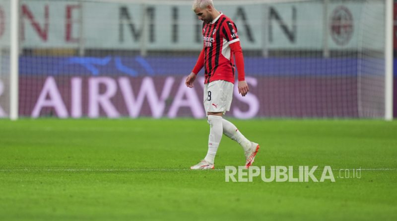 Bek Ac Milan Theo Hernandez meninggalkan lapangan setelah dikartu merah dalam pertandingan melawan Feyenoord di San Siro, Milan, Rabu (19/2/2025) dining hari WIB.