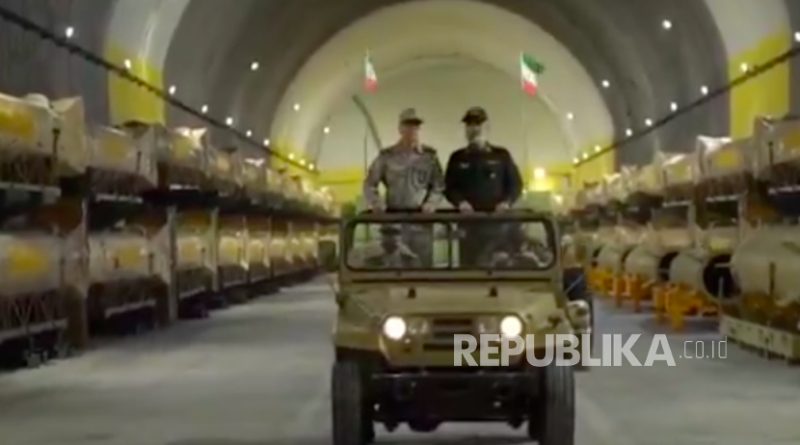 Inspeksi militer Kepala Staf Angkatan Bersenjata Iran Mayjen Mohammad Hossein Bagheri dan Komandan Pasukan Dirgantara IRGC Brigjen Amir Ali Hajizadeh menginspeksi rudal-rudal dengan mobil komano.