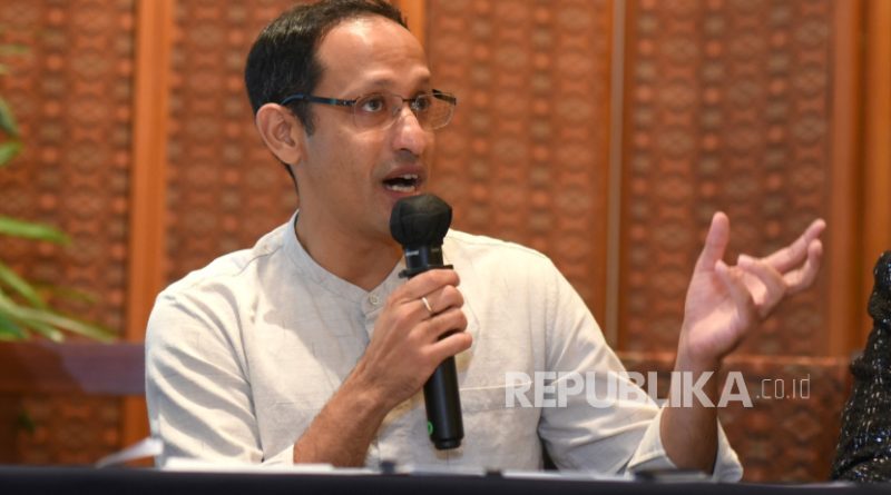 Mantan mendikbudristek Nadiem Makarim saat menggelar konfrensi pers di Jakarta, Selasa (10/6/2025).