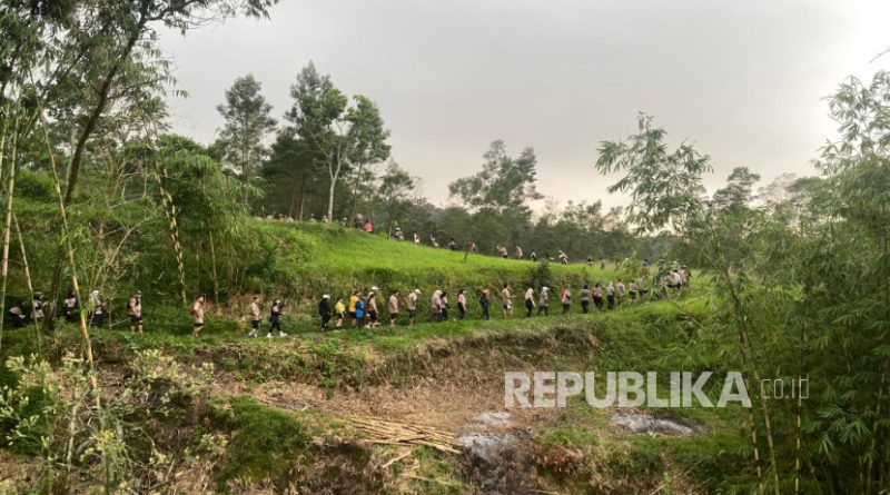 Para pelari terlihat melintas alam pada ajang Avoskin Trail Run yang digelar di Teras Merapi, Cangkringan, Kabupaten Sleman, Daerah Istimewa Yogyakarta, Ahad (29/6/2025).