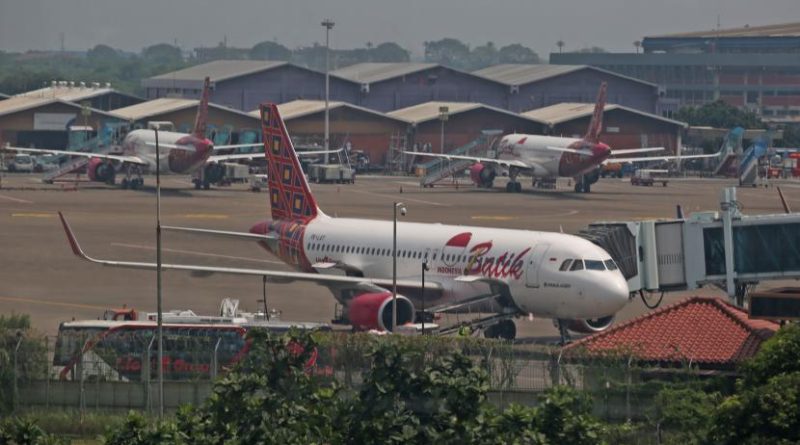 Pesawat maskapai Batik Air terparkir di apron Terminal 2 Bandara Soekarno Hatta.