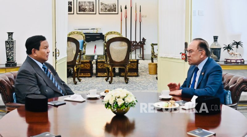 Presiden Prabowo Subianto dan Perdana Menteri (PM) Malaysia Anwar Ibrahim berbincang empat mata di Istana Merdeka, Jakarta Pusat, Jumat (27/6/2025).