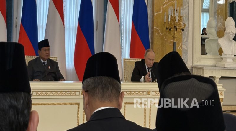 Presiden Prabowo Subianto dan Presiden Vladimir Putin menggelar joint statement di Istana Konstantinovsky atau Constantine, Saint Petersburg, Rusia pada Kamis (19/6/2025).