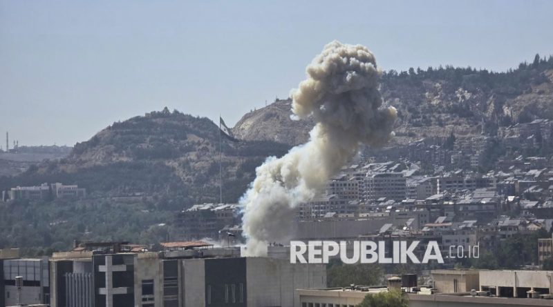Asap mengepul dari serangan udara Israel yang menghantam Kementerian Pertahanan Suriah di Damaskus, Suriah, Rabu (16/7/2025). Israel melancarkan serangan udara di Damaskus dengan sasaran gedung Staf Umum, Kementerian Pertahanan, dan sekitar istana kepresidenan. Kantor berita pemerintah Suriah, SANA, mengutip Kementerian Kesehatan mengatakan sedikitnya sembilan orang terluka dalam serangan udara Israel.