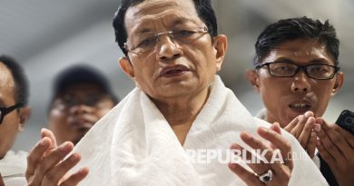 Menteri Agama Nasaruddin Umar berdoa seusai menyelesaikan rangkaian umrah wajib di Masjidil Haram, Makkah, Arab Saudi, Sabtu (31/5/2025).