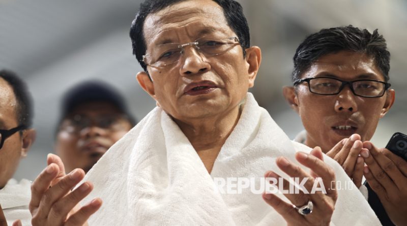 Menteri Agama Nasaruddin Umar berdoa seusai menyelesaikan rangkaian umrah wajib di Masjidil Haram, Makkah, Arab Saudi, Sabtu (31/5/2025).