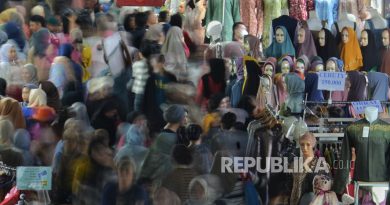Suasana Pasar Tanah Abang, Jakarta, Rabu (6/3/2024). Menjelang bulan suci Ramadhan 1445 Hijriah, pedagang busana muslim dan muslimah di Pasar Tanah Abang mengalami kenaikan omset hingga 50 persen. Para pengunjung mulai berburu busana muslim seperti gamis, baju koko, kopiah, sarung dan sejadah untuk menyambut bulan Ramdhan.