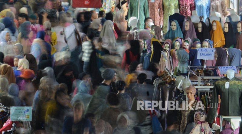 Suasana Pasar Tanah Abang, Jakarta, Rabu (6/3/2024). Menjelang bulan suci Ramadhan 1445 Hijriah, pedagang busana muslim dan muslimah di Pasar Tanah Abang mengalami kenaikan omset hingga 50 persen. Para pengunjung mulai berburu busana muslim seperti gamis, baju koko, kopiah, sarung dan sejadah untuk menyambut bulan Ramdhan.