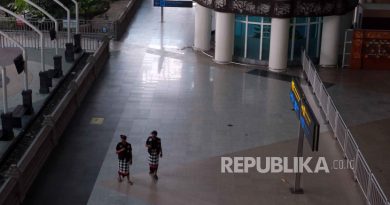 Pecalang atau petugas pengamanan adat Bali memantau situasi Bandara I Gusti Ngurah Rai saat Hari Raya Nyepi Tahun Baru Saka 1946 di Desa Adat Tuban, Badung, Bali, Senin (11/3/2024). Pengamanan yang dilakukan oleh Pecalang di seluruh desa adat di Bali tersebut untuk menjamin keamanan dan kelancaran umat Hindu yang menjalani catur brata penyepian atau tidak menyalakan api (amati geni), tidak berpergian (amati lelungan), tidak bersenang-senang (amati lelanguan), dan tidak bekerja (amati karya) selama 24 jam.