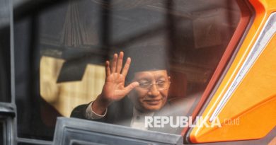 Meteri Agama Nasaruddin Umar memberikan salam saat keberangkatan ke Tanah Suci di Kantor Kemenag, Jakarta, Kamis (29/5/2025). Menteri Agama Nasaruddin Umar yang juga Ketua Amirul Hajj mengumumkan delegasi Amirul Hajj pada penyelenggaraan ibadah haji 1446 H /2025 M dan mulai bertugas memimpin misi haji Indonesia di Arab Saudi selama 20 hari mulai dari 29 Mei hingga 17 Juni 2025. Pembentukan dan pemberangkatan Amirul Hajj ini bertujuan membantu memberikan masukan dalam mengelola dan menata manajemen penyelenggaraan ibadah haji, utamanya hal-hal yang berkaitan dengan tugas dan fungsi. Amirul Hajj diharapkan dapat menyapa, menggali masukan dan berkomunikasi langsung dengan jamaah selama di Arab Saudi.