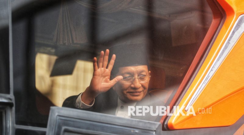 Meteri Agama Nasaruddin Umar memberikan salam saat keberangkatan ke Tanah Suci di Kantor Kemenag, Jakarta, Kamis (29/5/2025). Menteri Agama Nasaruddin Umar yang juga Ketua Amirul Hajj mengumumkan delegasi Amirul Hajj pada penyelenggaraan ibadah haji 1446 H /2025 M dan mulai bertugas memimpin misi haji Indonesia di Arab Saudi selama 20 hari mulai dari 29 Mei hingga 17 Juni 2025. Pembentukan dan pemberangkatan Amirul Hajj ini bertujuan membantu memberikan masukan dalam mengelola dan menata manajemen penyelenggaraan ibadah haji, utamanya hal-hal yang berkaitan dengan tugas dan fungsi. Amirul Hajj diharapkan dapat menyapa, menggali masukan dan berkomunikasi langsung dengan jamaah selama di Arab Saudi.