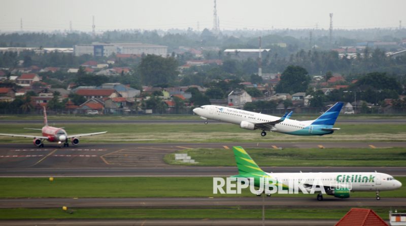 Aktivitas penerbangan terlihat di landasan pacu selatan di Bandara Soekarno Hatta, Tangerang, Banten.