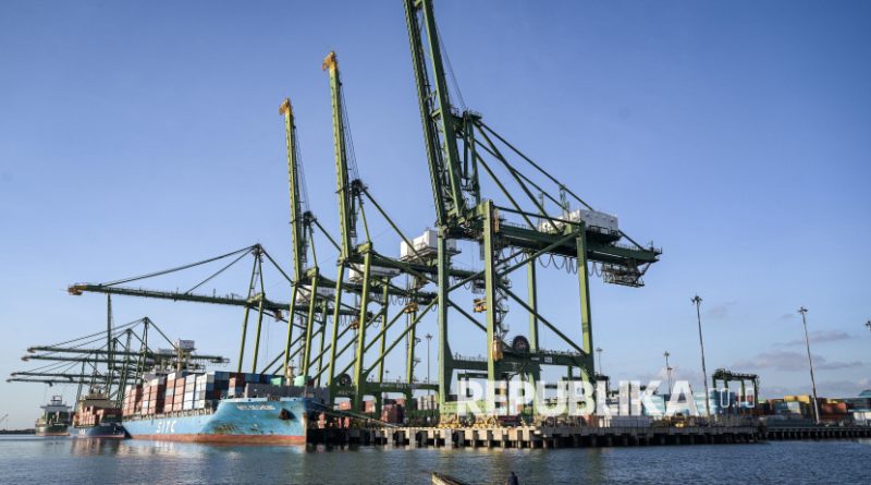 Kapal nelayan melintas dengan latar belakang aktivitas bongkar muat peti kemas di New Priok Container Terminal One, Jakarta, Selasa (1/7/2025).