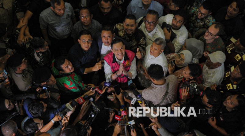 Terdakwa Thomas Trikasih Lembong atau Tom Lembong usai menjalani sidang pembacaan putusan di Pengadilan Negeri Tipikor, Jakarta, Senin (30/6/2025). Majelis Hakim menjatuhkan hukuman kepada mantan Menteri Perdagangan Tom Lembong dengan pidana 4 tahun dan enam bulan penjara, denda Rp750 juta subsider 6 bulan kurungan dalam kasus dugaan korupsi impor gula.