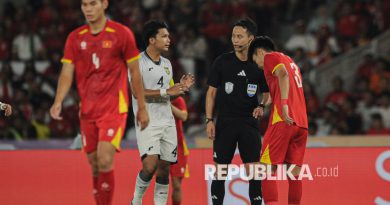 Pemain Timnas Indonesia U-23 Kadek Arel (kiri) melakukan protes kepada wasit saat bertanding melawan  Timnas Vietnam U-23 pada laga final ASEAN U23 Championship Mandiri Cup 2025 di Stadion Gelora Bung Karno (GBK), Jakarta, Kamis (10/7/2025). Timnas Vietnam U-23 berhasil menjuarai kompetisi ASEAN U23 Championship Mandiri Cup 2025 usai berhasil mengalahkan Timnas Indonesia U-23 dengan skor 0-1.