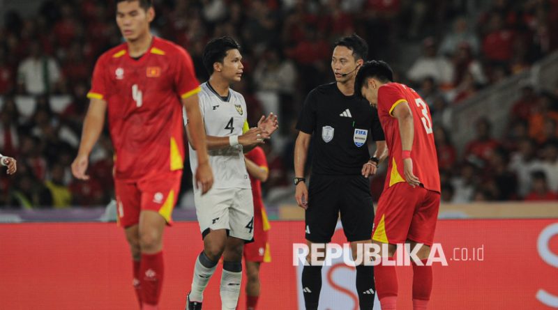 Pemain Timnas Indonesia U-23 Kadek Arel (kiri) melakukan protes kepada wasit saat bertanding melawan  Timnas Vietnam U-23 pada laga final ASEAN U23 Championship Mandiri Cup 2025 di Stadion Gelora Bung Karno (GBK), Jakarta, Kamis (10/7/2025). Timnas Vietnam U-23 berhasil menjuarai kompetisi ASEAN U23 Championship Mandiri Cup 2025 usai berhasil mengalahkan Timnas Indonesia U-23 dengan skor 0-1.
