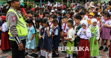 Polisi menyampaikan materi lalu lintas kepada sejumlah peserta didik baru saat mengikuti Masa Pengenalan Lingkungan Sekolah (MPLS) di SD Negeri Percobaan Palangka Raya, Kalimantan Tengah, Senin (8/7/2024). Hari pertama masuk sekolah tahun ajaran baru 2024/2025 tersebut diisi dengan kegiatan MPLS dan pengenalan rambu-rambu lalu lintas yang disampaikan oleh Satlantas Polresta Palangka Raya.