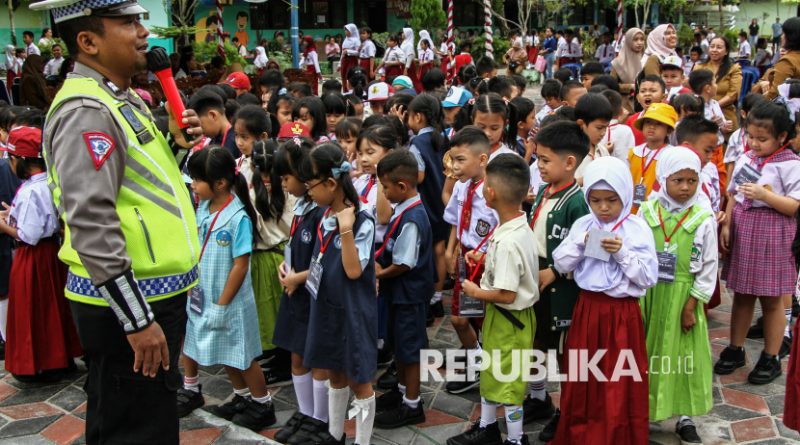 Polisi menyampaikan materi lalu lintas kepada sejumlah peserta didik baru saat mengikuti Masa Pengenalan Lingkungan Sekolah (MPLS) di SD Negeri Percobaan Palangka Raya, Kalimantan Tengah, Senin (8/7/2024). Hari pertama masuk sekolah tahun ajaran baru 2024/2025 tersebut diisi dengan kegiatan MPLS dan pengenalan rambu-rambu lalu lintas yang disampaikan oleh Satlantas Polresta Palangka Raya.