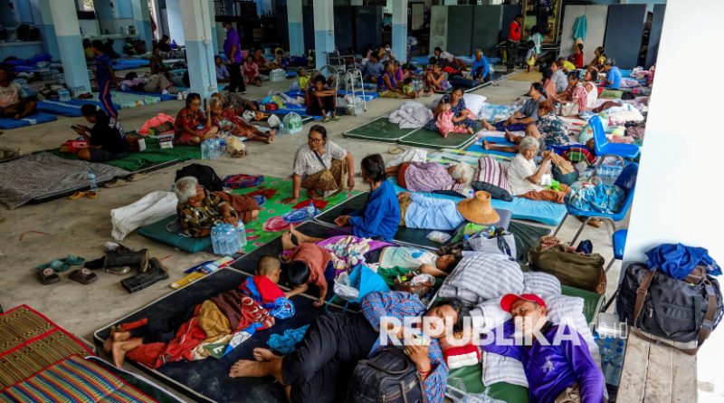 Warga Thailand mengungsi di tempat penampungan menyusul bentrokan di sepanjang perbatasan Thailand dan Kamboja di provinsi Surin, Thailand, Kamis (24/7/2025). Ratusan warga Thailand berlindung di tempat penampungan menyusul konflik di perbatasan Thailand dan Kamboja.