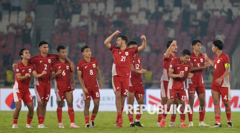 Pesepak bola Timnas U-23 Indonesia melakukan selebrasi seusai mengalahkan Timnas U-23 Thailand dalam pertandingan semifinal Piala AFF U-23 2025 di Stadion Utama Gelora Bung Karno (SUGBK), Senayan, Jakarta, Jumat (25/7/2025). Indonesia melaju ke final Piala AFF U-23 setelah menang atas Thailand dalam babak adu penalti dengan skor 7-6 (1-1). Di final Indonesia akan melawan Vietnam.