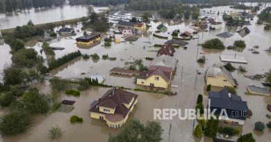 Foto udara luapan banjir yang menggenangi di pemukiman di Ostrava, Republik Ceko, Senin (16/9/2024).
