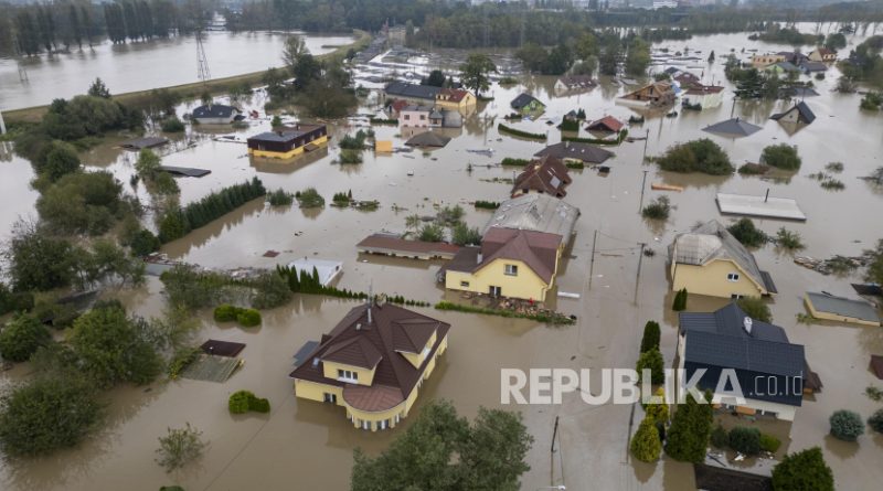 Foto udara luapan banjir yang menggenangi di pemukiman di Ostrava, Republik Ceko, Senin (16/9/2024).