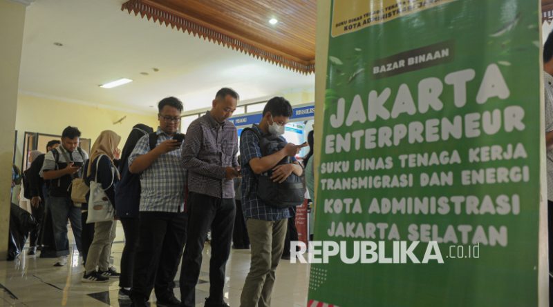 Sejumlah pencari kerja mengantre saat menghadiri acara Jakarta Jobfair di GOR Pasar Minggu, Jakarta Selatan, Rabu (16/7/2025). Pemprov DKI Jakarta melalui Dinas Tenaga Kerja dan Transmigrasi menggelar Jakarta Jobfair 2025 di dua titik yakni di GOR Pasar Minggu dan GOR Soemantri yang berlangsung pada 16-17 Juli. Jakarta Jobfair tersebut diikuti oleh sebanyak 40 perusahaan dengan membuka sekitar 2.000 lapangan pekerjaan.