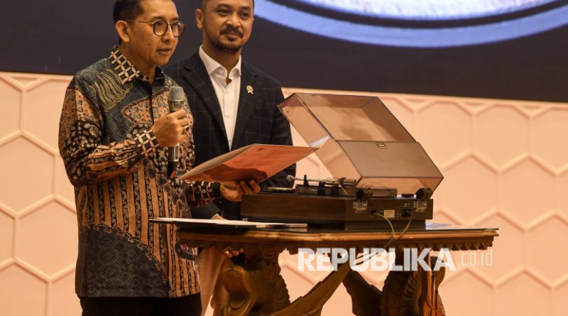 Menteri Kebudayaan Fadli Zon (kiri) didampingi Wamen   Giring Ganesha (kanan).