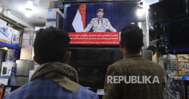 Warga Yaman menyaksikan pernyataan juru bicara militer Houthi, Yahya Saree, yang disiarkan di televisi.