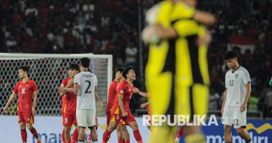 Pemain Timnas Vietnam berselebrasi usai meraih juara piala ASEAN U23 Championship Mandiri Cup 2025 melawan Timnas Vietnam U-23 di Stadion Gelora Bung Karno (GBK), Jakarta, Kamis (10/7/2025). Timnas Vietnam U-23 berhasil menjuarai kompetisi ASEAN U23 Championship Mandiri Cup 2025 usai berhasil mengalahkan Timnas Indonesia U-23 dengan skor 0-1.