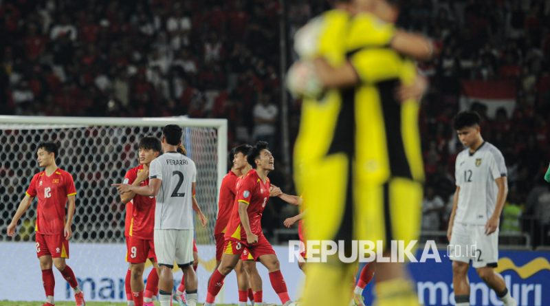 Pemain Timnas Vietnam berselebrasi usai meraih juara piala ASEAN U23 Championship Mandiri Cup 2025 melawan Timnas Vietnam U-23 di Stadion Gelora Bung Karno (GBK), Jakarta, Kamis (10/7/2025). Timnas Vietnam U-23 berhasil menjuarai kompetisi ASEAN U23 Championship Mandiri Cup 2025 usai berhasil mengalahkan Timnas Indonesia U-23 dengan skor 0-1.
