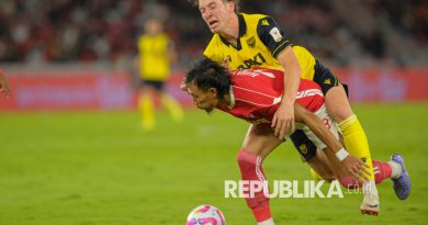 Pemain Oxford United FC Ole Romeny berduel dengan pemain Liga Indonesia All Star Hansamu Yama saat bertanding pada laga Piala Presiden 2025 di Stadion Utama Gelora Bung Karno (SUGBK), Jakarta, Ahad (6/7/2025). Pada laga tersebut, Oxford United berhasil menaklukan Liga Indonesia All Star dengan skor 6-3. Pertandingan tersebut menjadi laga pembuka gelaran Piala Presiden 2025.