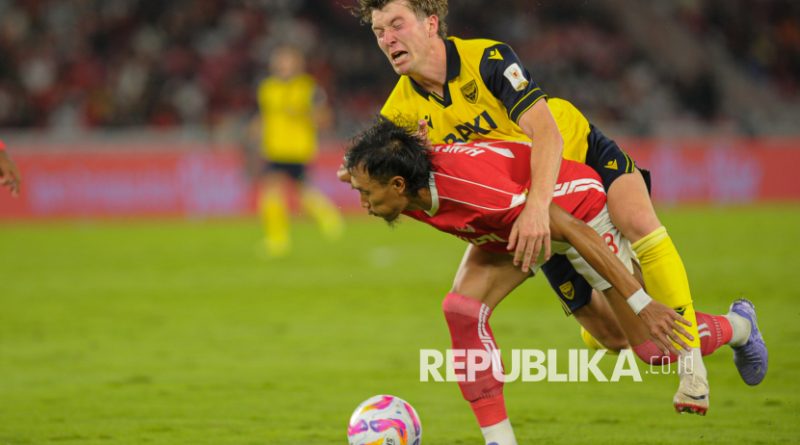 Pemain Oxford United FC Ole Romeny berduel dengan pemain Liga Indonesia All Star Hansamu Yama saat bertanding pada laga Piala Presiden 2025 di Stadion Utama Gelora Bung Karno (SUGBK), Jakarta, Ahad (6/7/2025). Pada laga tersebut, Oxford United berhasil menaklukan Liga Indonesia All Star dengan skor 6-3. Pertandingan tersebut menjadi laga pembuka gelaran Piala Presiden 2025.